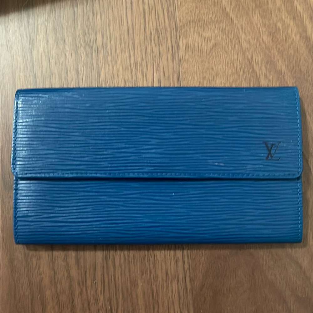 EUC Authentic Louis Vuitton Epi bifold long wallet date code CA0967